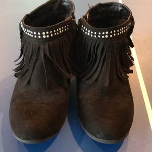 Girl shoes use for winter or costume